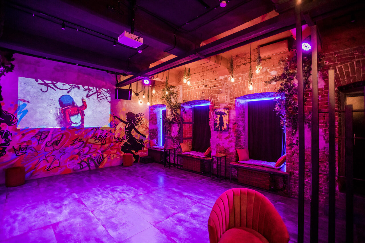 Арендовать Дизайнерский лофт с неоном