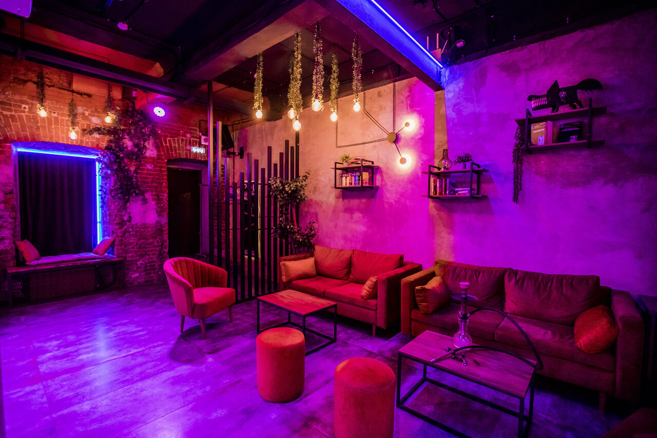 Арендовать Дизайнерский лофт с неоном
