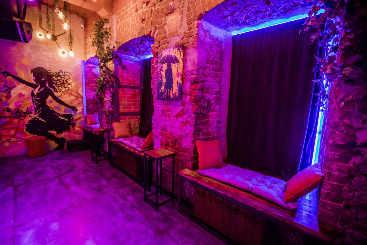Арендовать Дизайнерский лофт с неоном