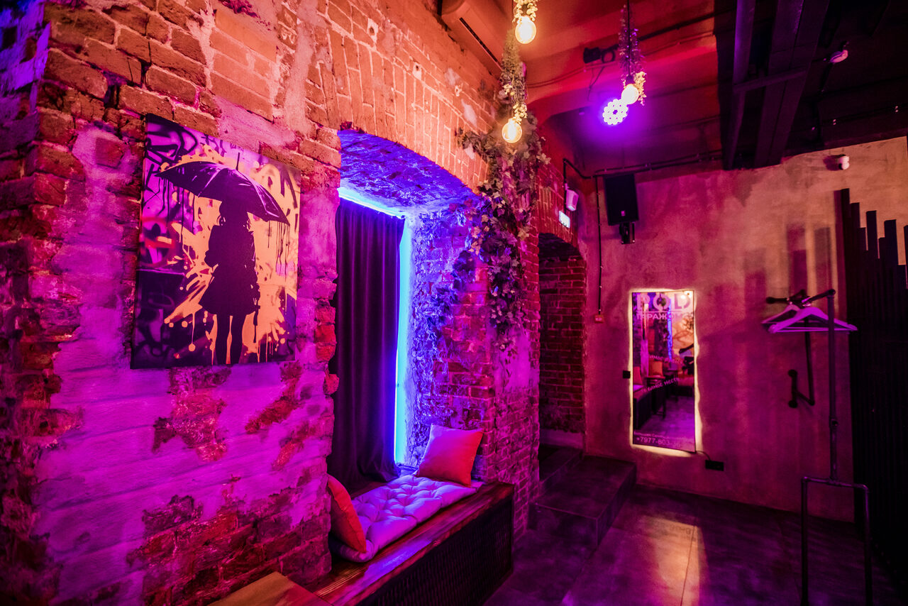 Арендовать Дизайнерский лофт с неоном