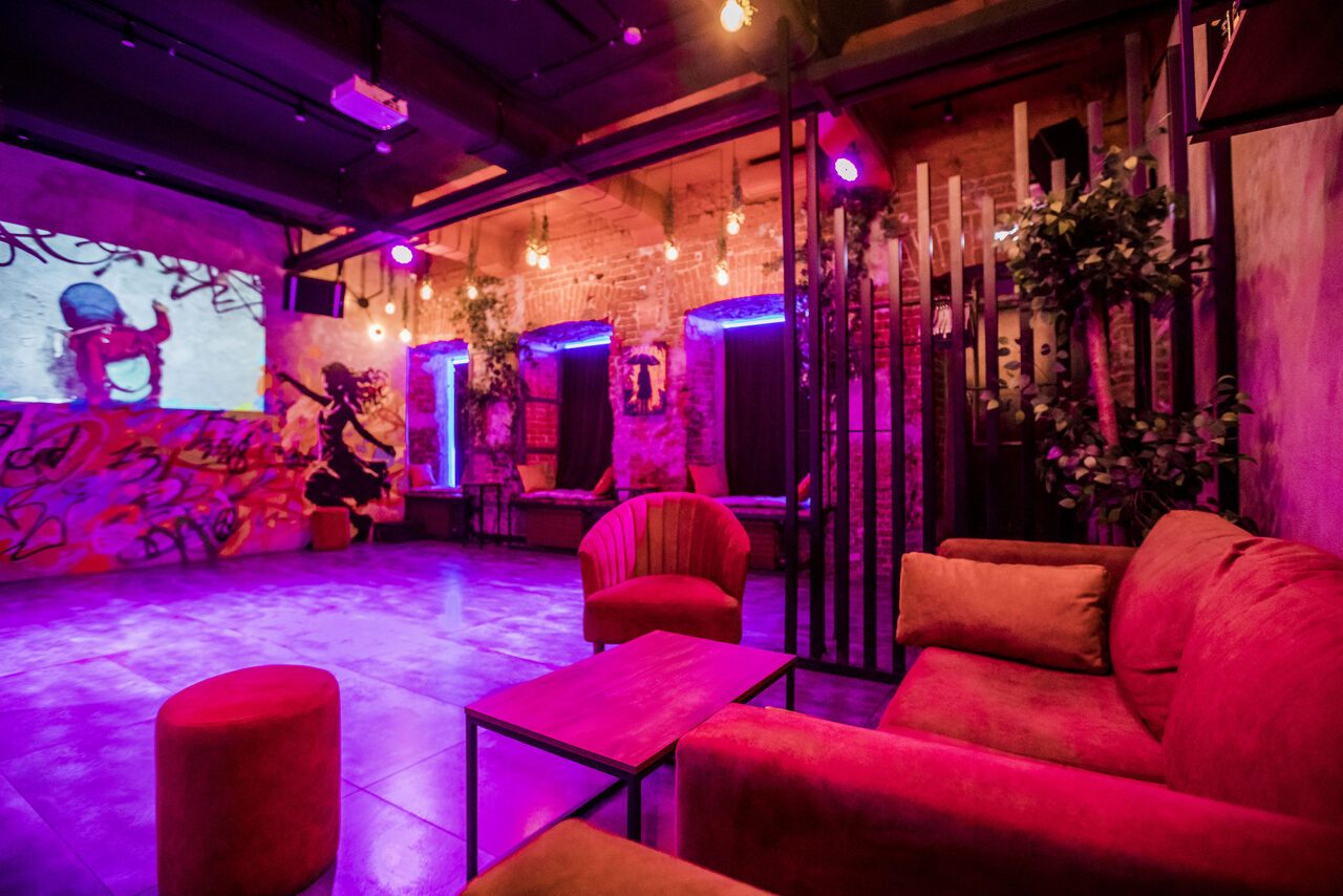 Арендовать Дизайнерский лофт с неоном