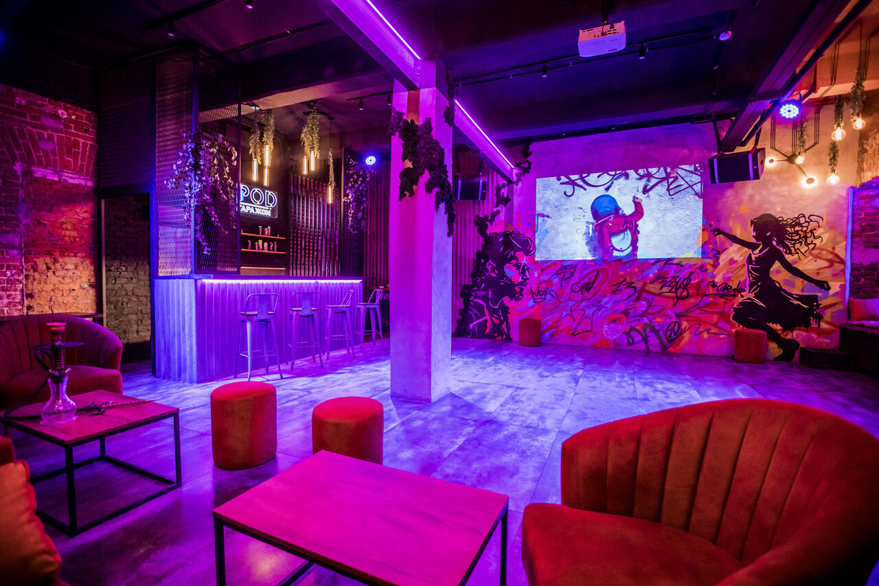 Арендовать Дизайнерский лофт с неоном