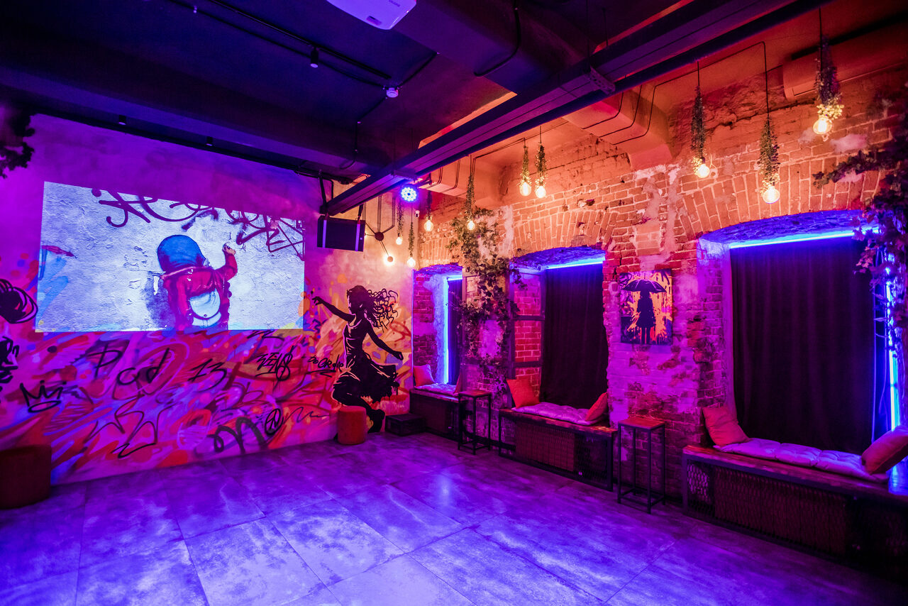 Арендовать Дизайнерский лофт с неоном