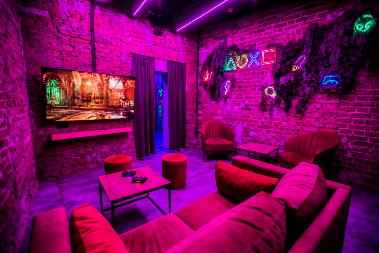 Арендовать Дизайнерский лофт с неоном