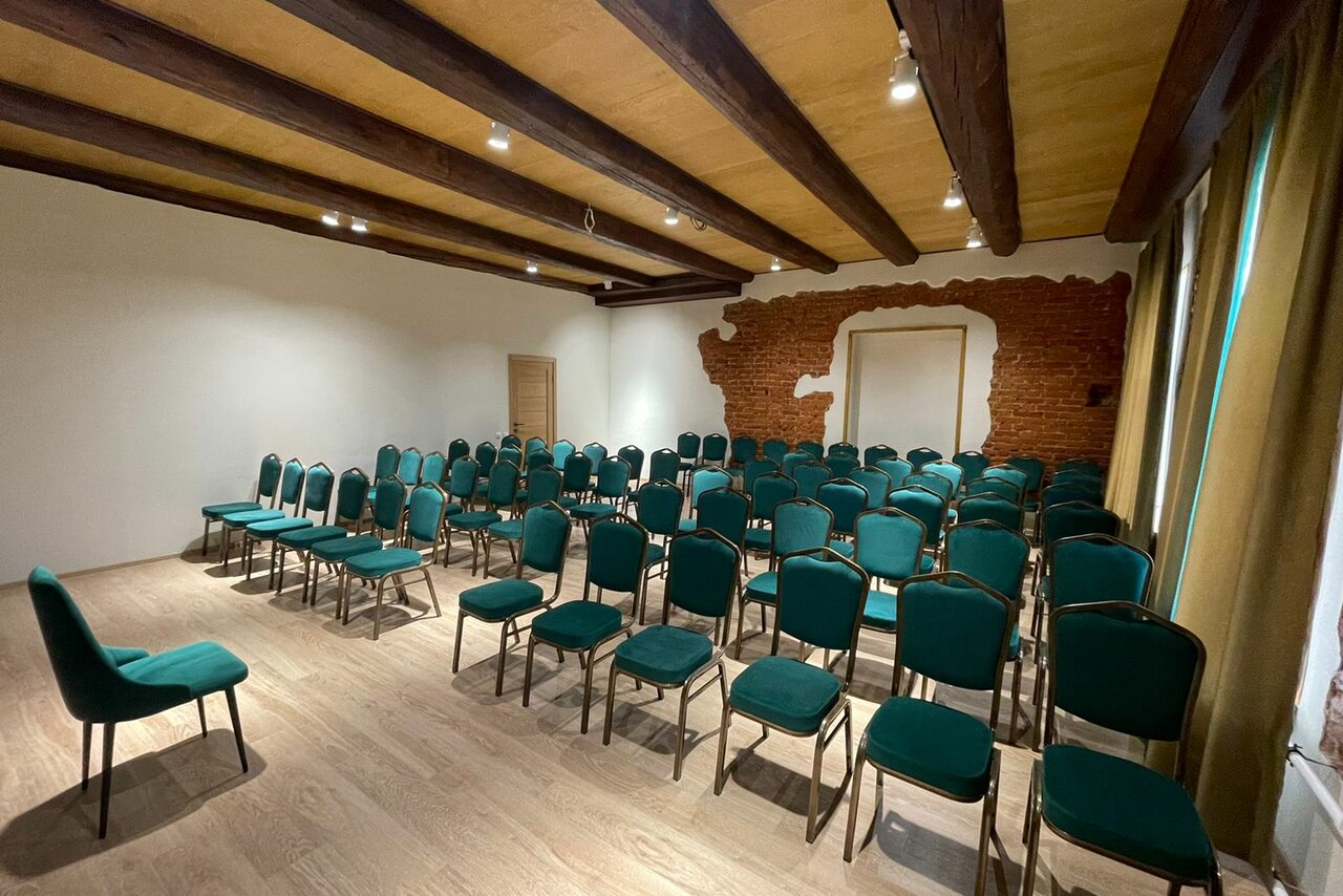 Арендовать Просторный зал для деловых мероприятий