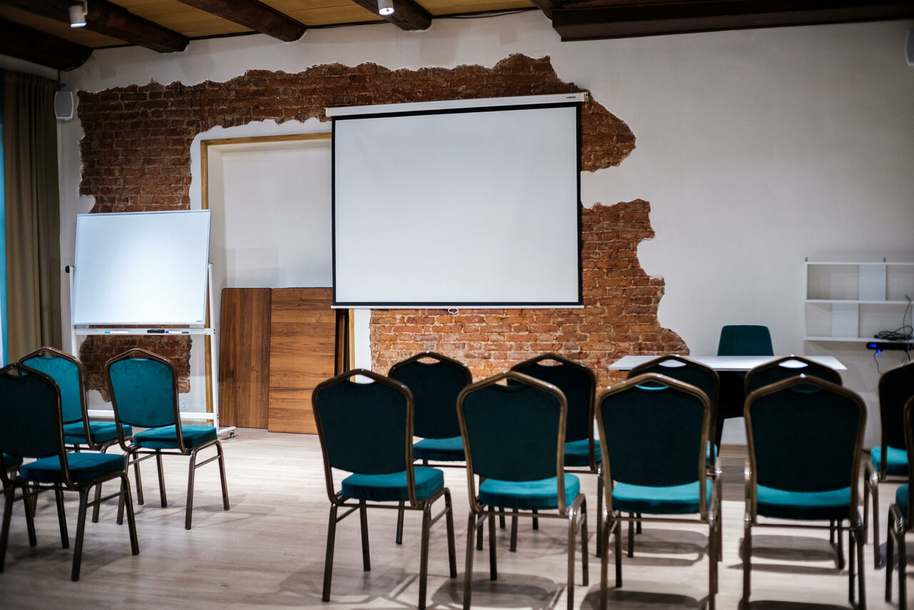 Арендовать Просторный зал для деловых мероприятий