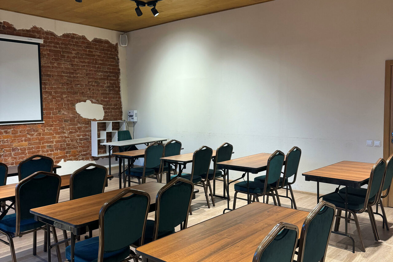 Арендовать Зал средних размеров для деловых мероприятий