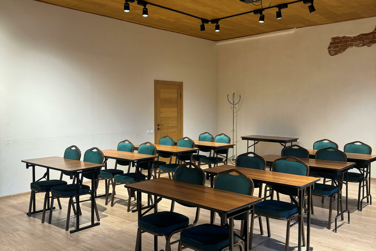 Арендовать Зал средних размеров для деловых мероприятий