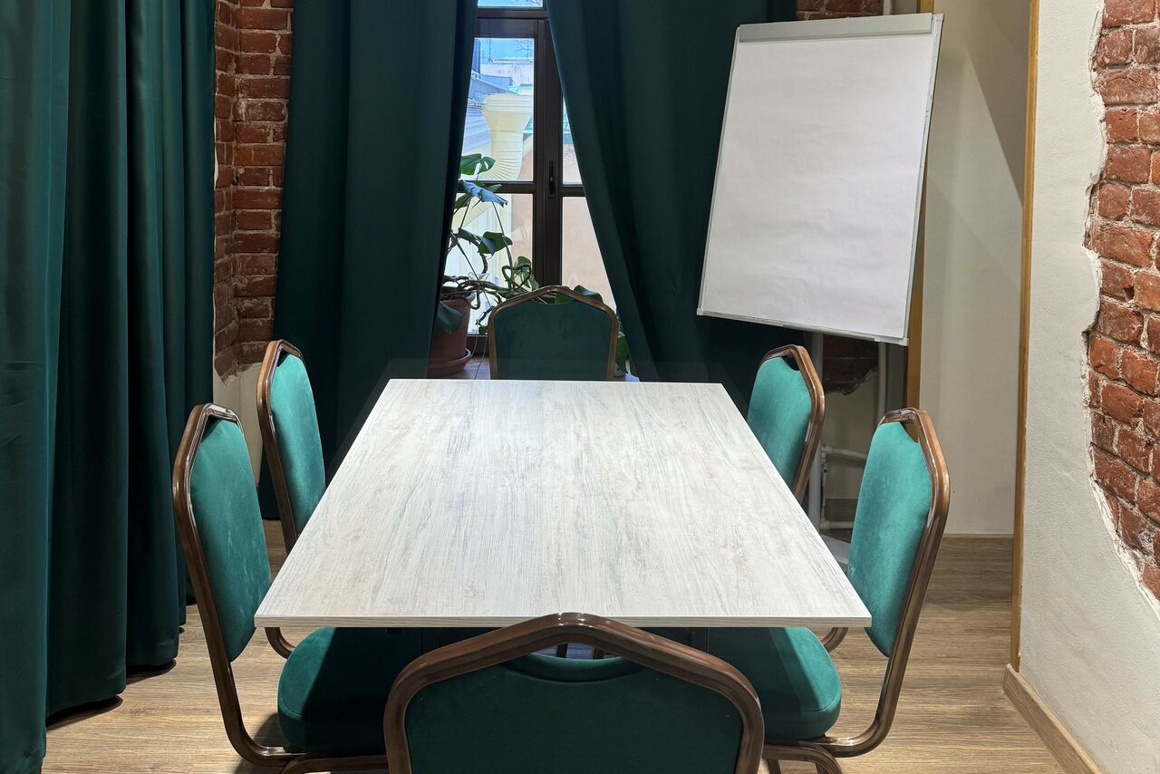 Арендовать Уютный кабинет в центре Петербурга