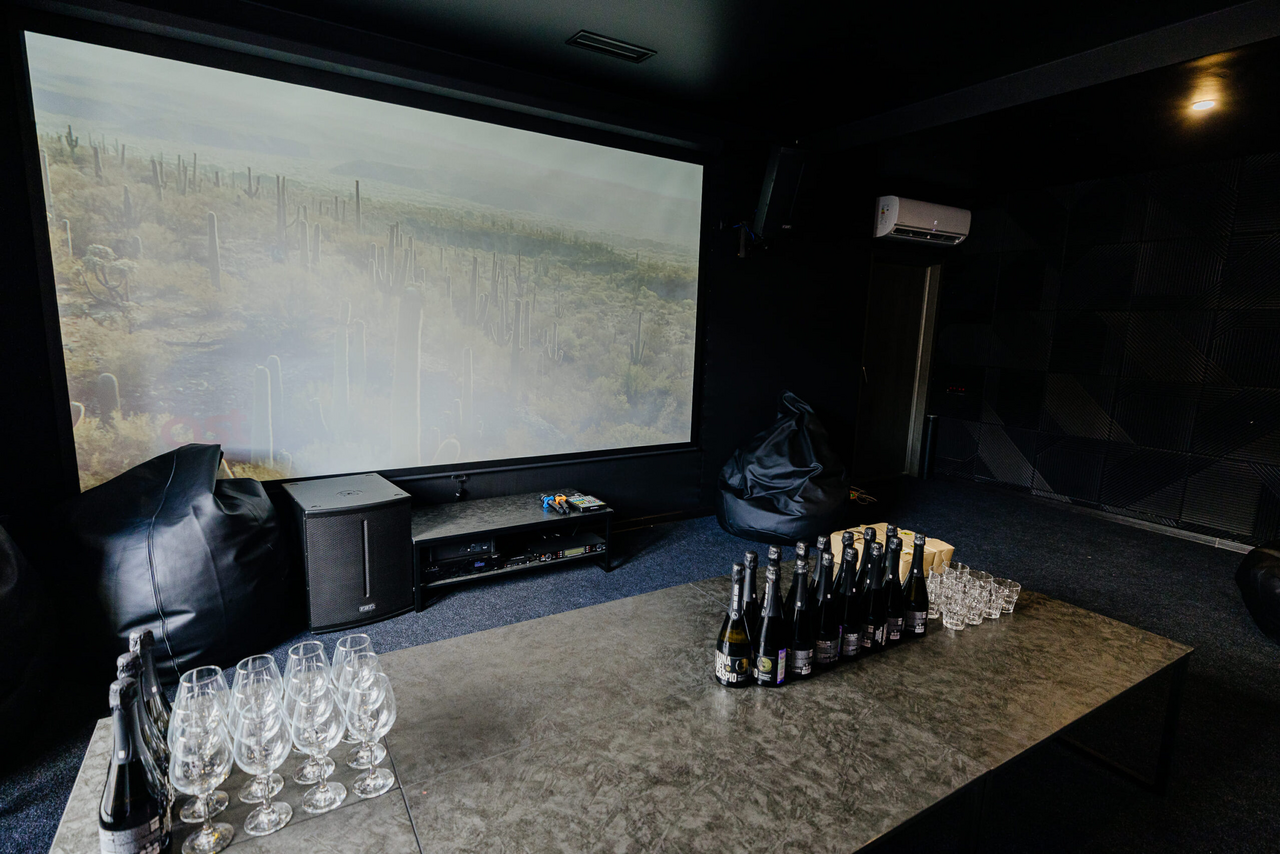 Арендовать Friend's Hall. Харизма Зал №3 Полный газ 