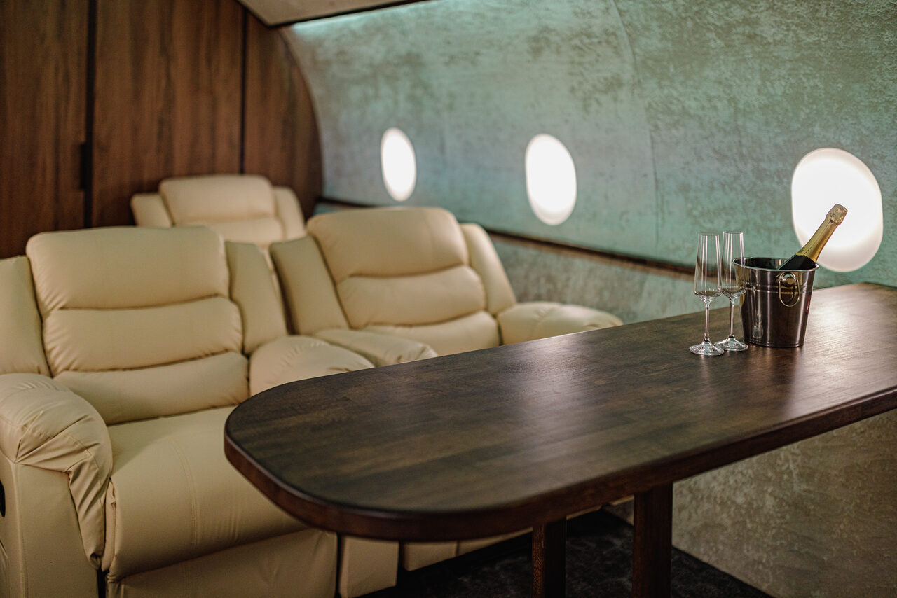 Арендовать Зал с интерьером частного самолёта