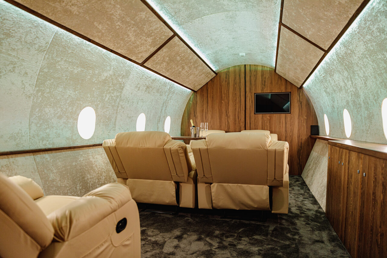 Арендовать Зал с интерьером частного самолёта