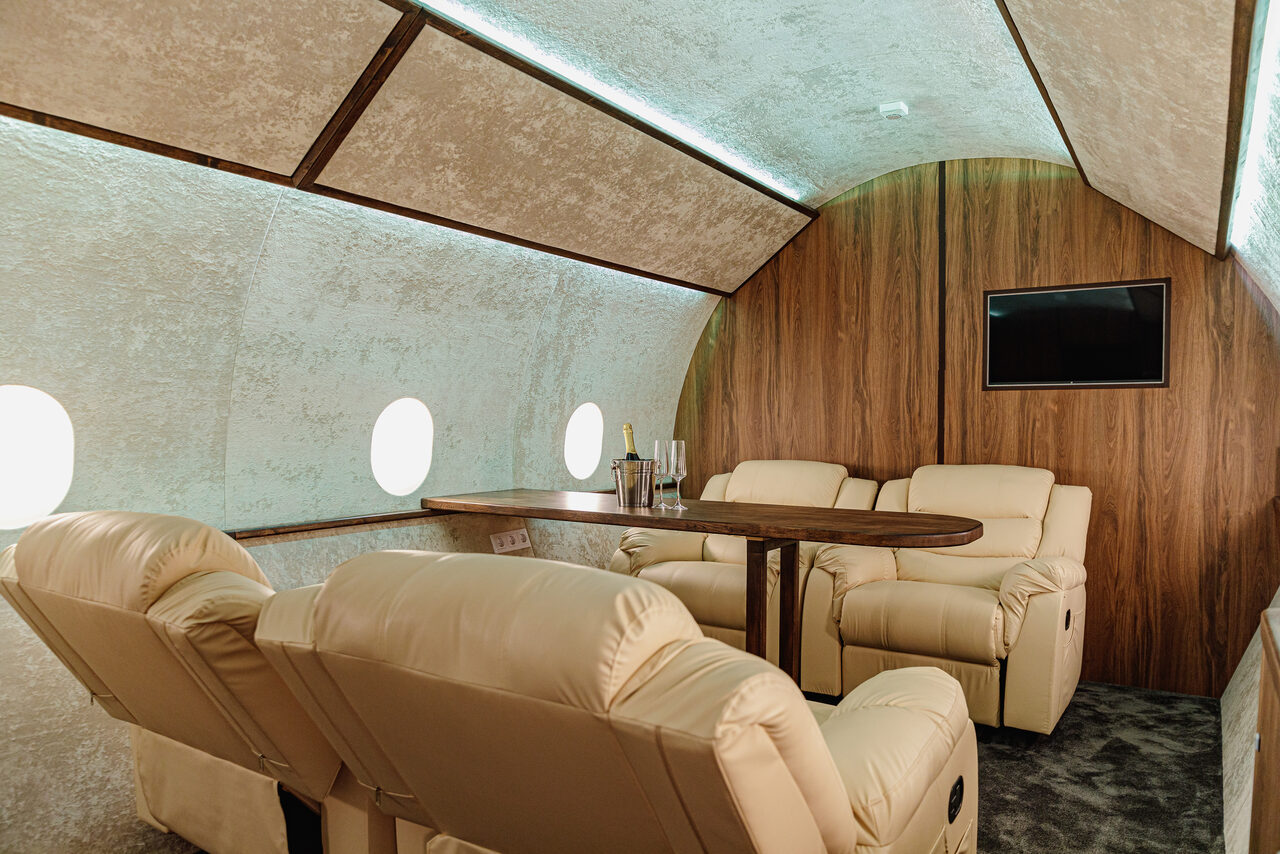 Арендовать Зал с интерьером частного самолёта