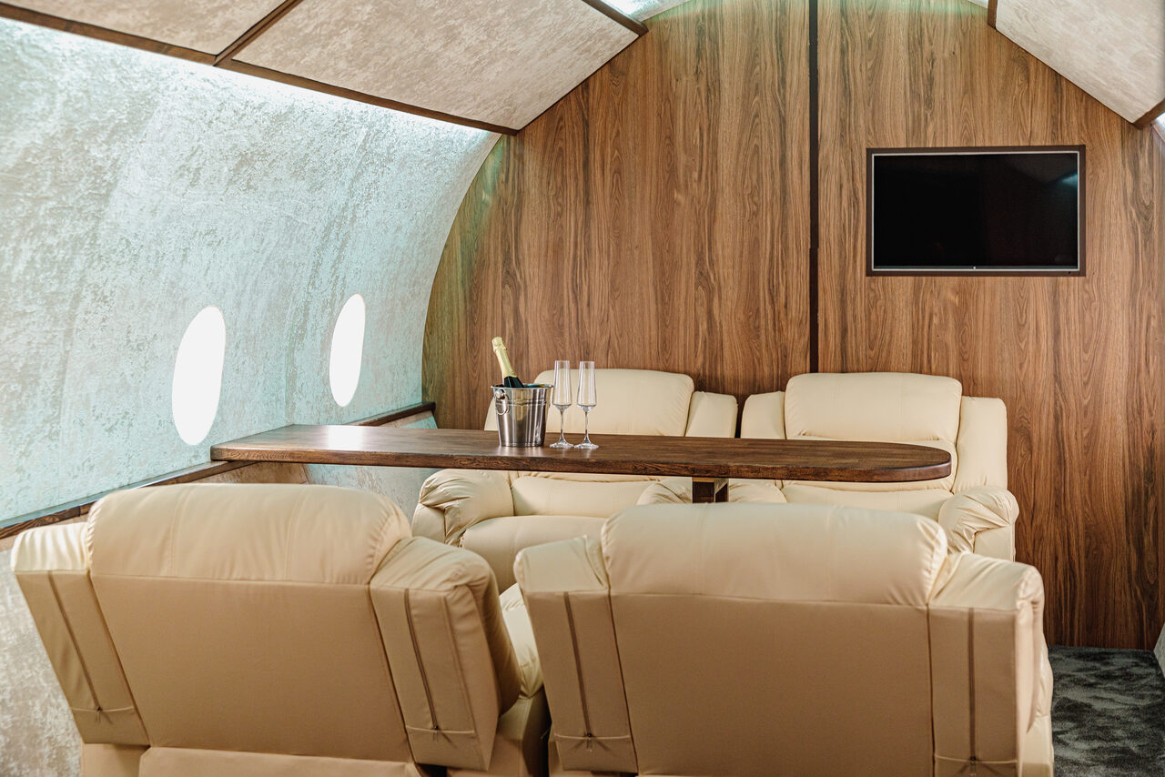 Арендовать Зал с интерьером частного самолёта