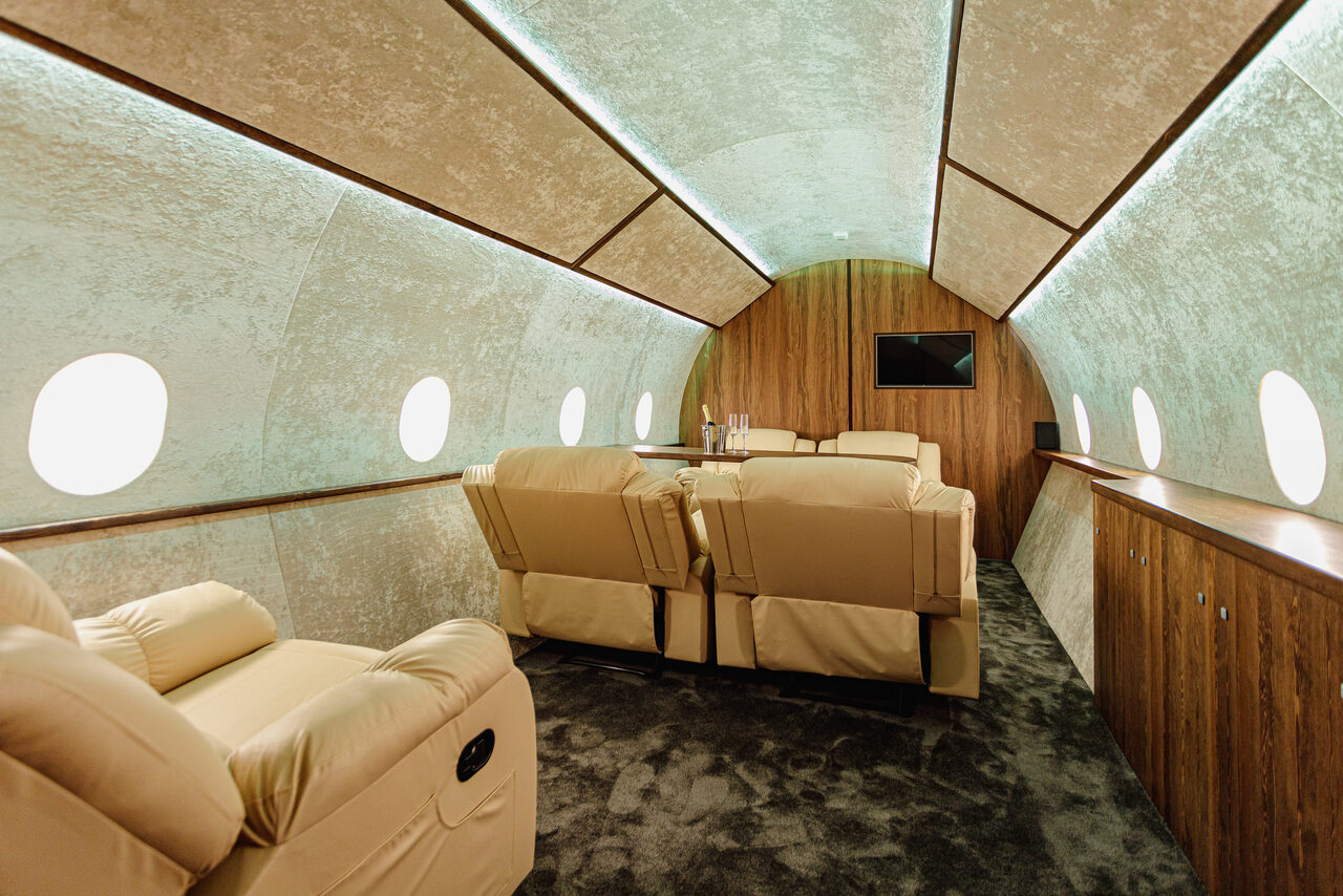 Арендовать Зал с интерьером частного самолёта