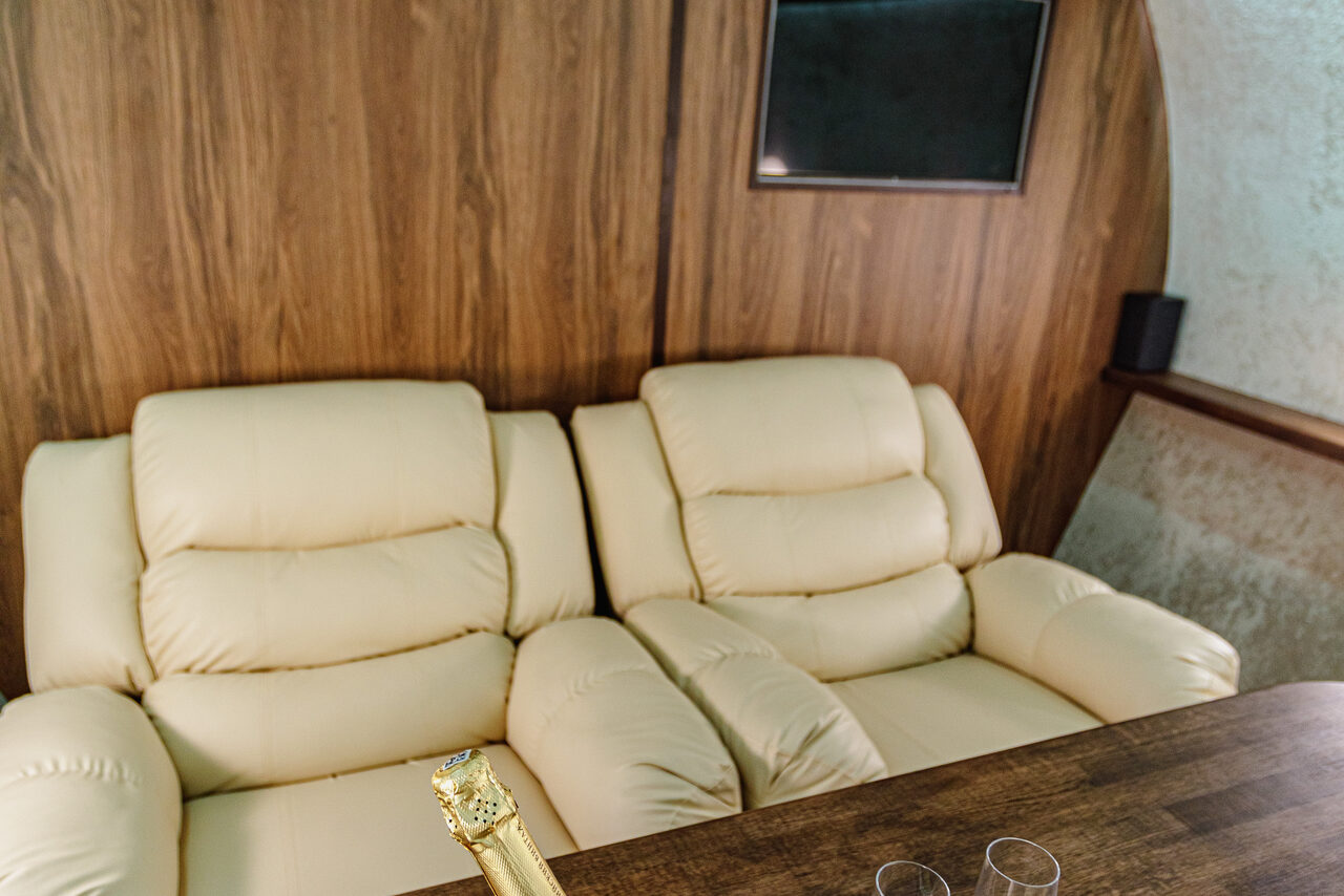 Арендовать Зал с интерьером частного самолёта