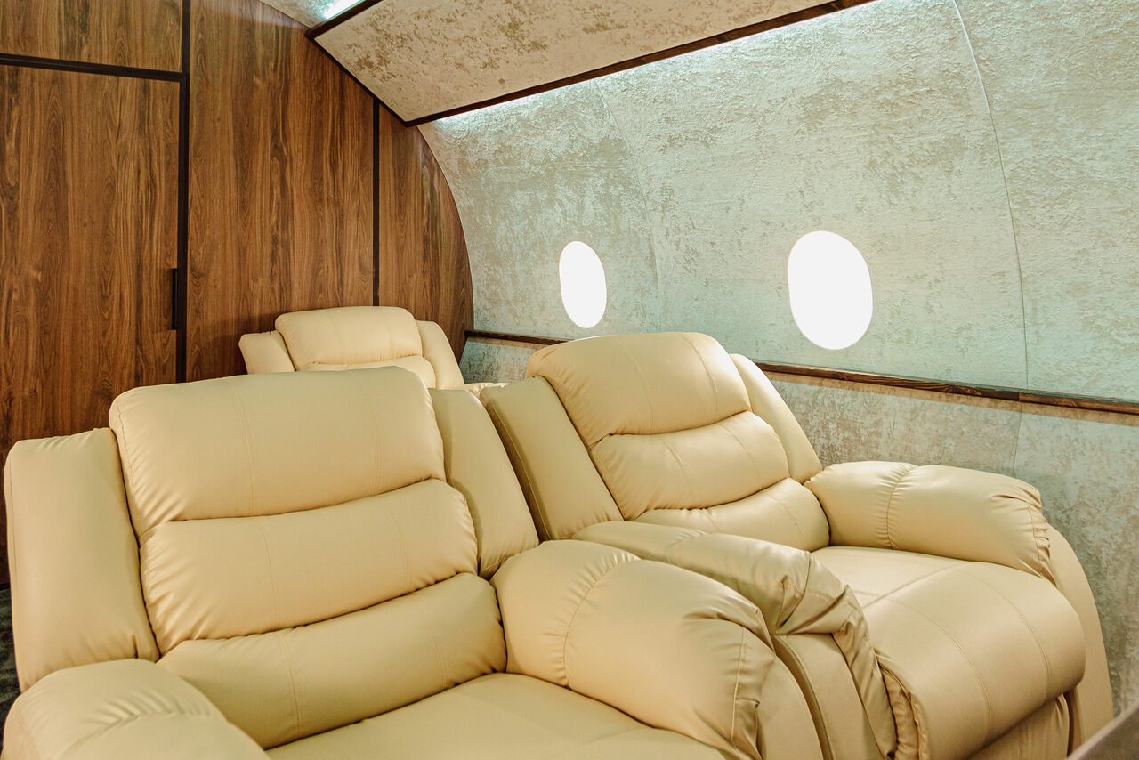 Арендовать Зал с интерьером частного самолёта