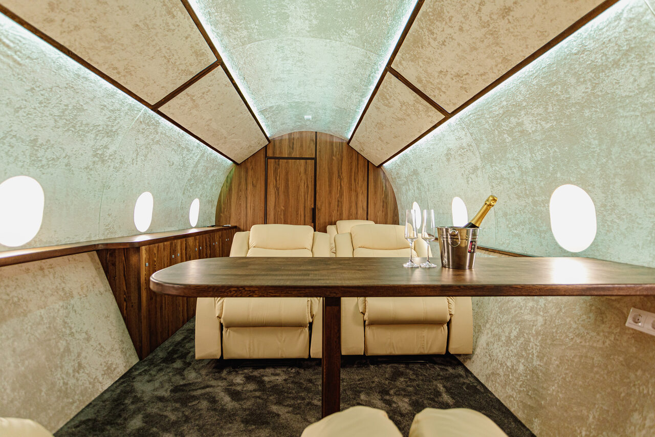 Арендовать Зал с интерьером частного самолёта