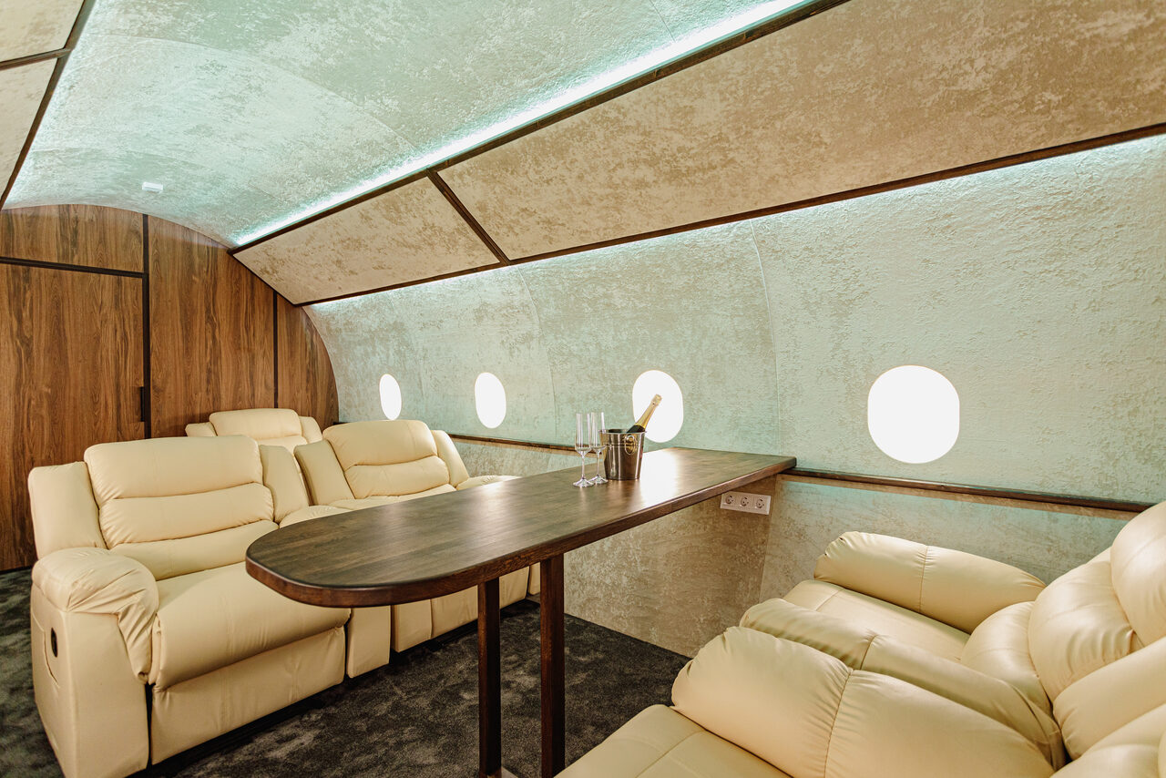 Арендовать Зал с интерьером частного самолёта