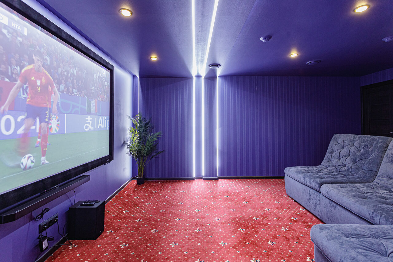 Арендовать Мини-кинозал с большим экраном