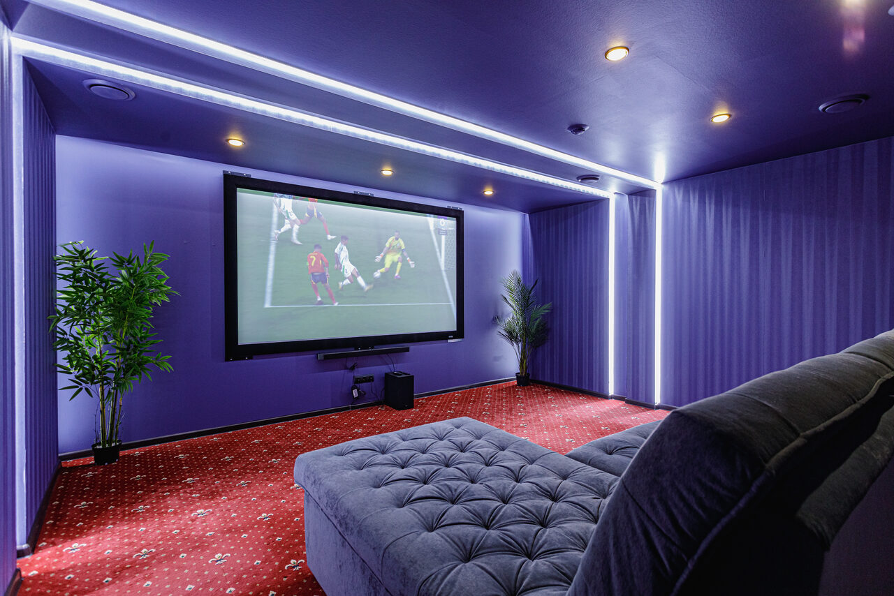 Арендовать Мини-кинозал с большим экраном