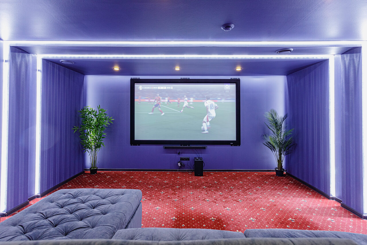 Арендовать Мини-кинозал с большим экраном