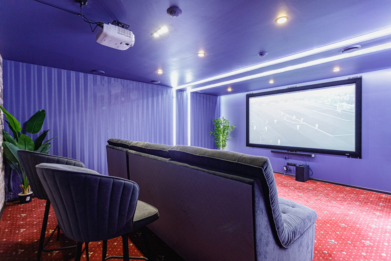 Арендовать Мини-кинозал с большим экраном