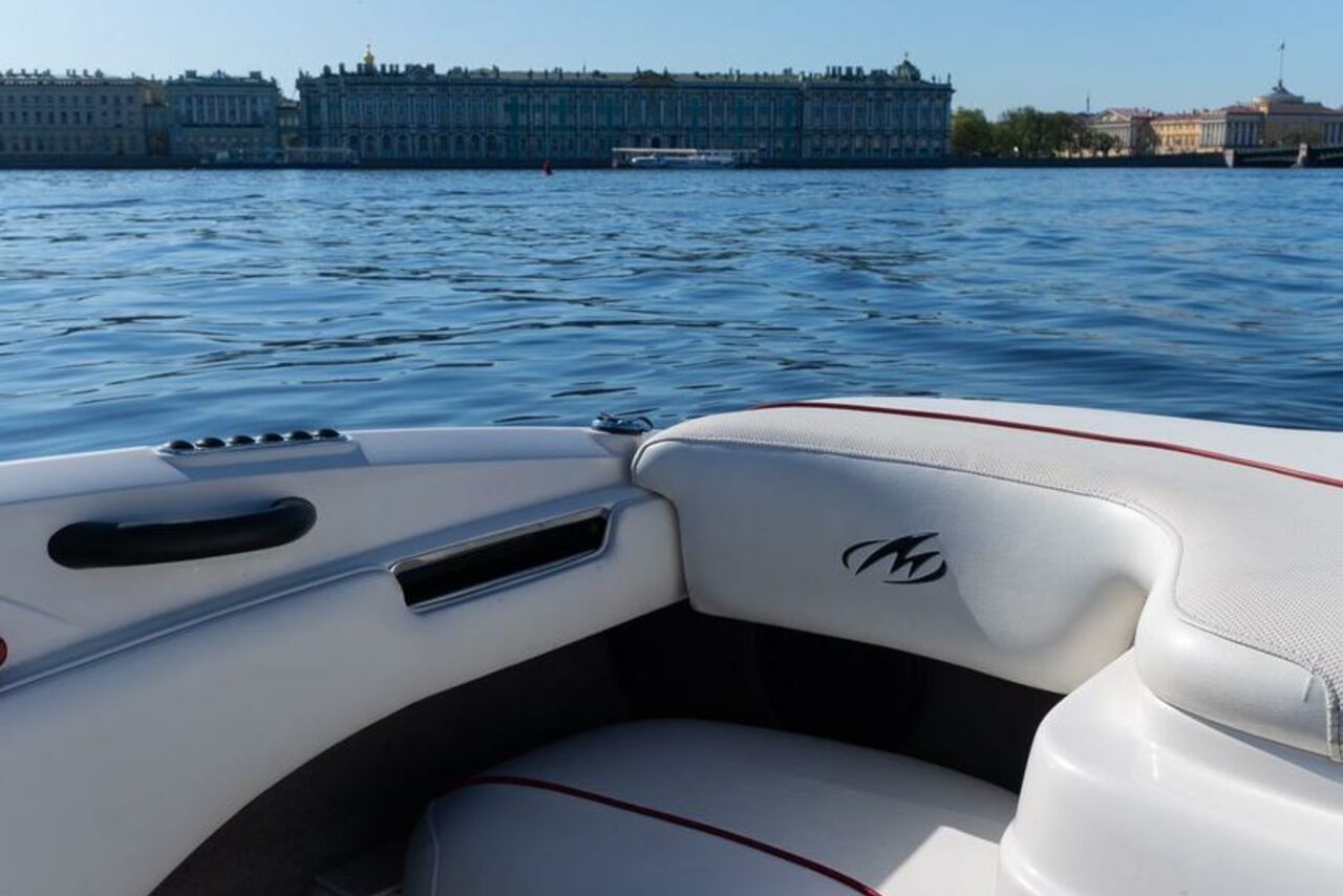 Арендовать Современный катер для небольших компаний