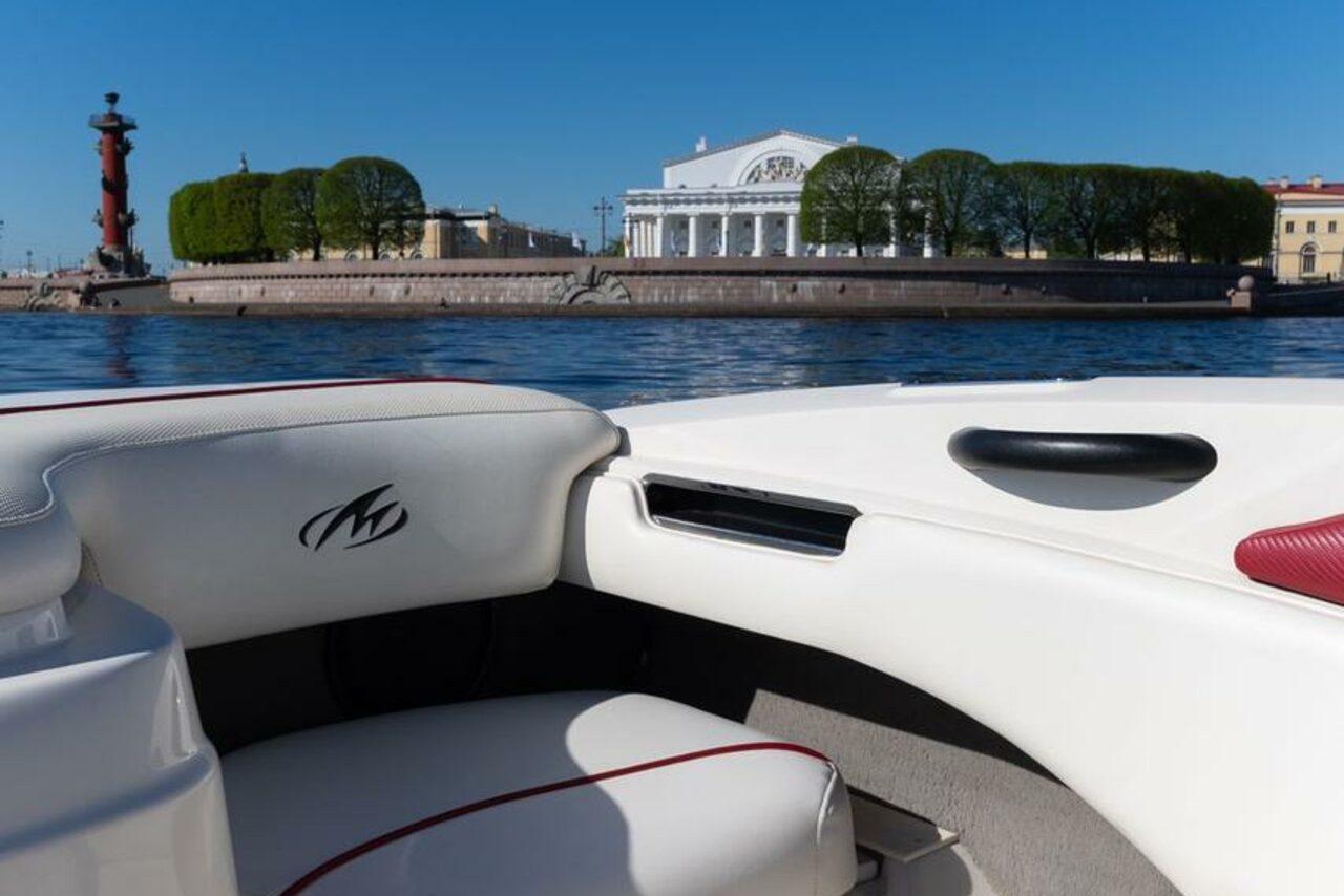 Арендовать Современный катер для небольших компаний