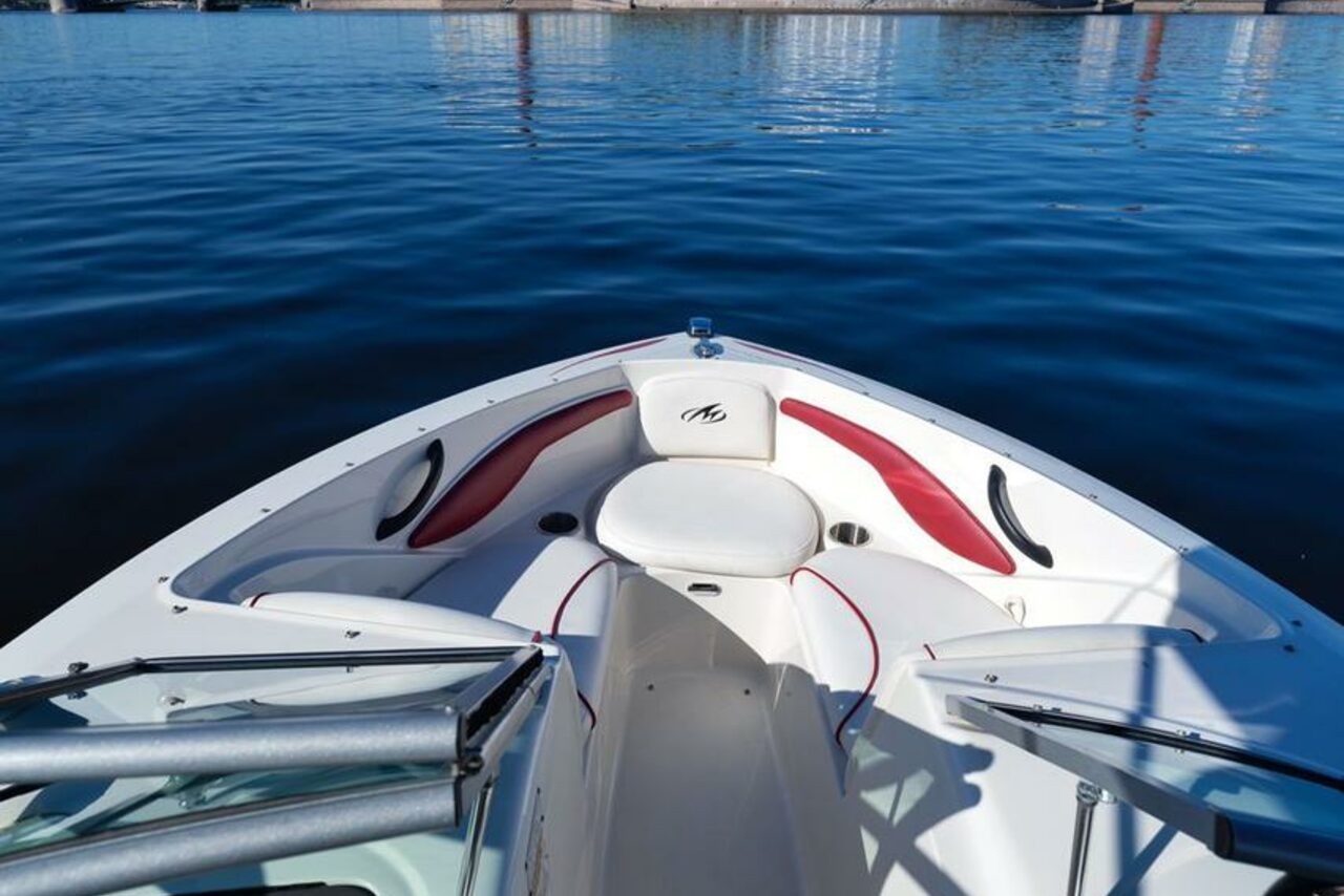 Арендовать Современный катер для небольших компаний