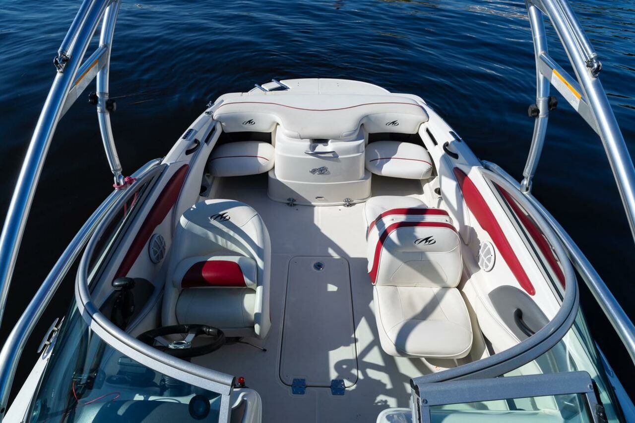 Арендовать Современный катер для небольших компаний