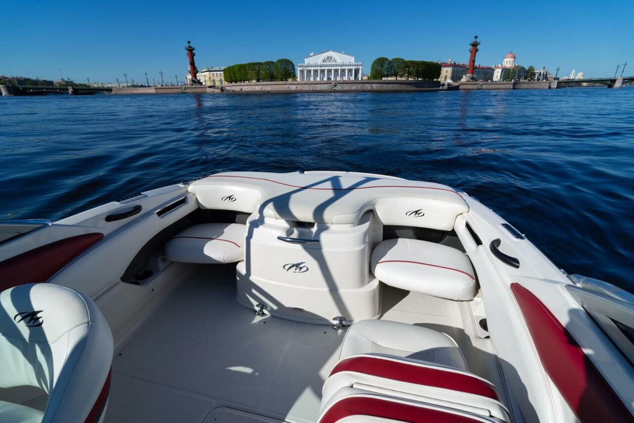 Арендовать Современный катер для небольших компаний