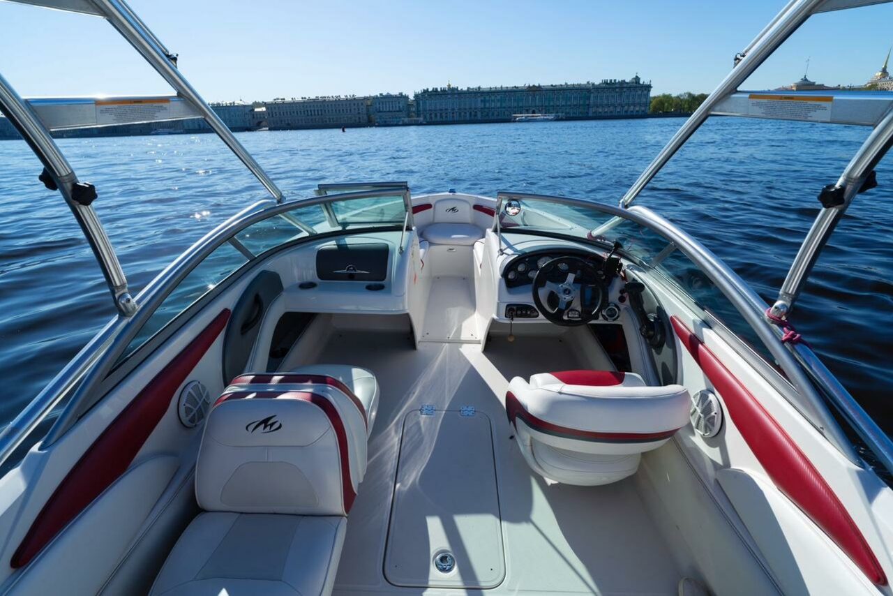 Арендовать Современный катер для небольших компаний