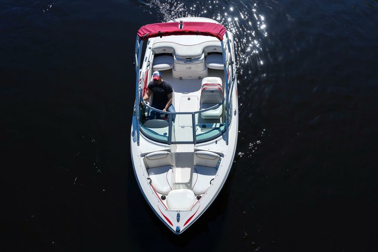 Арендовать Современный катер для небольших компаний