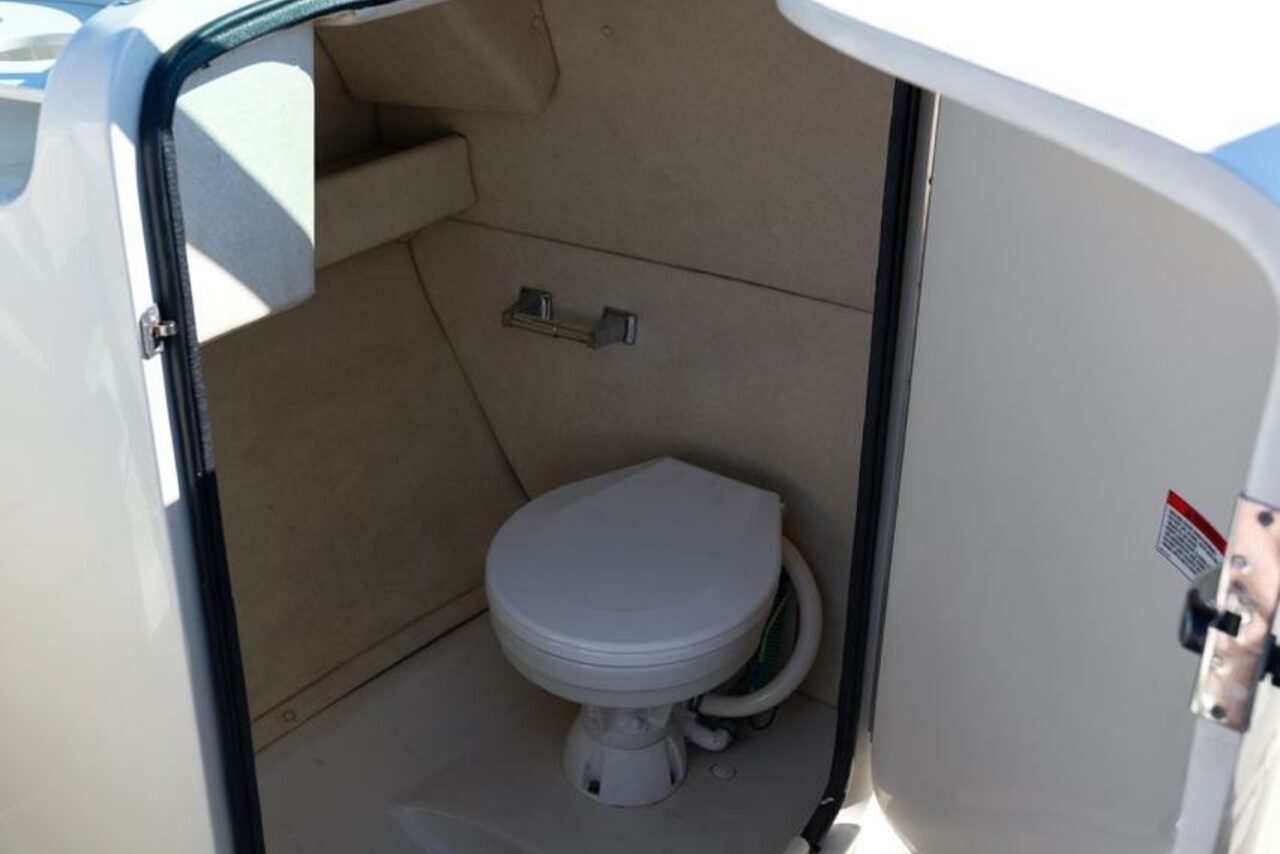 Арендовать Стильный катер с акустической системой