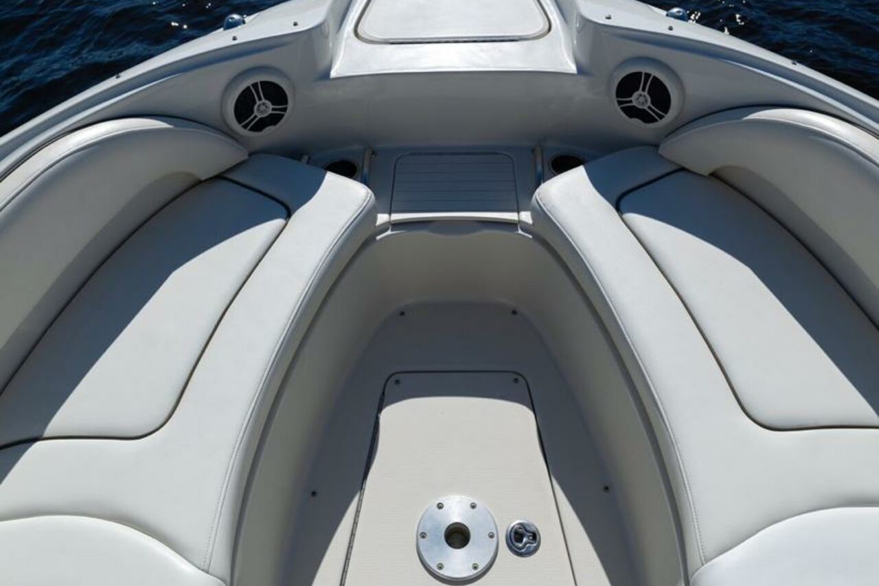 Арендовать Стильный катер с акустической системой