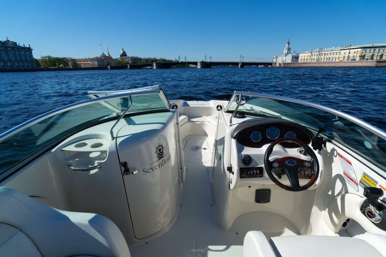 Арендовать Стильный катер с акустической системой