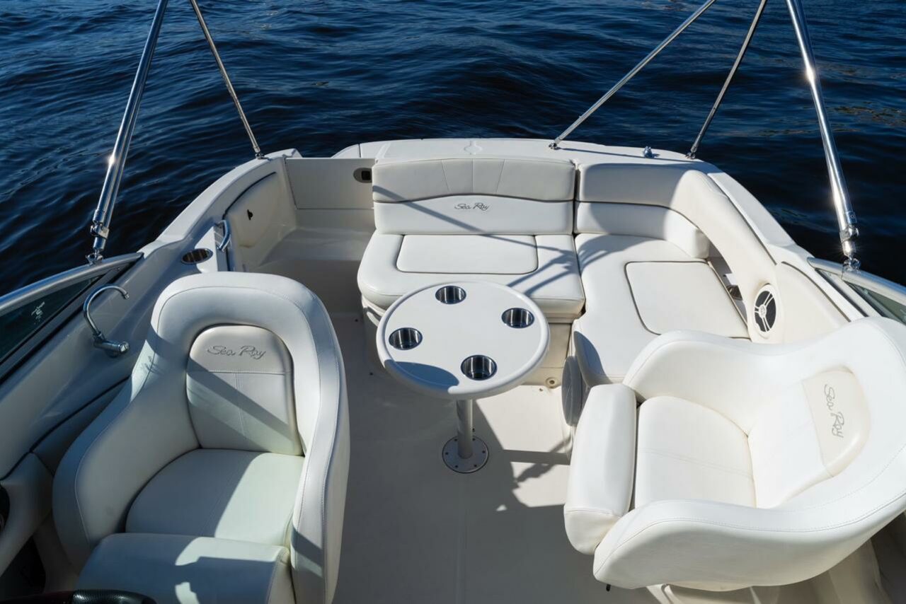 Арендовать Стильный катер с акустической системой