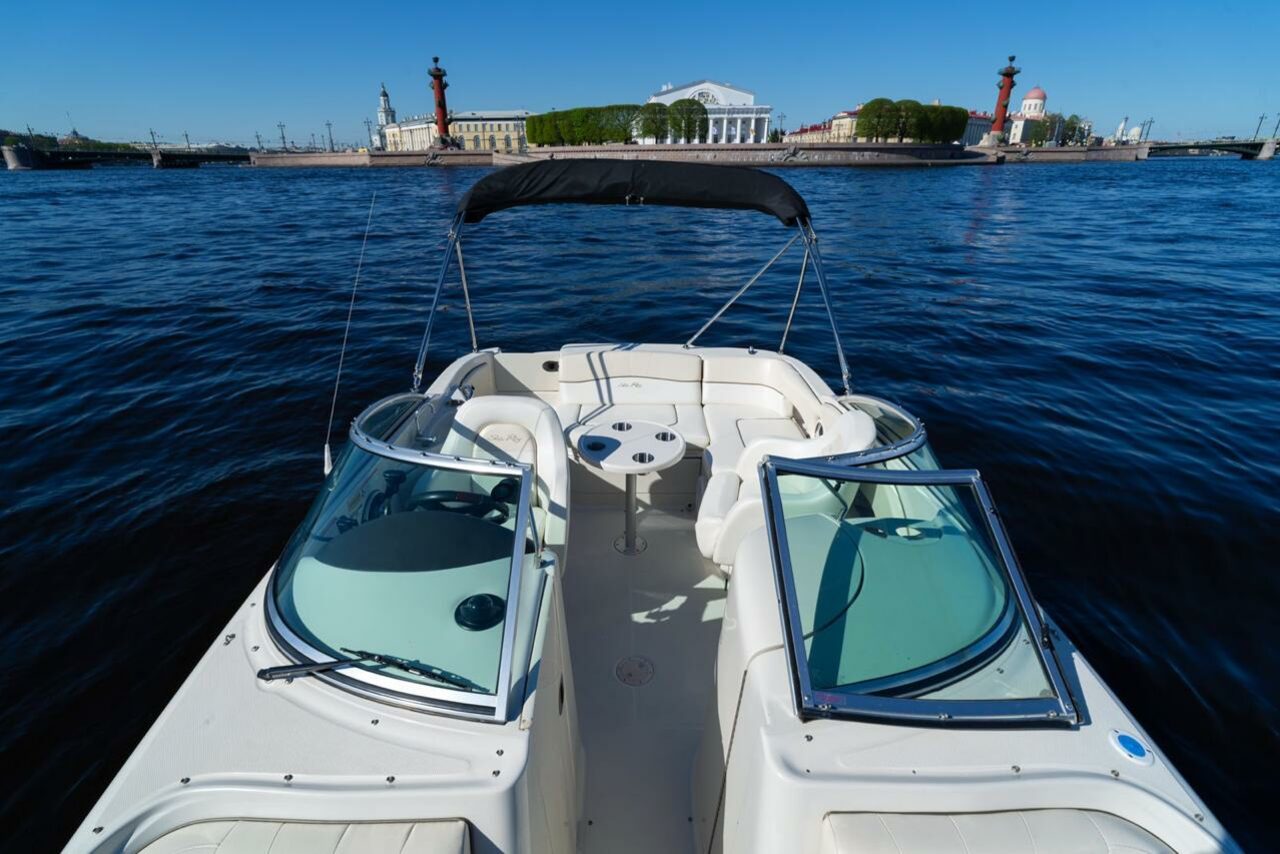 Арендовать Стильный катер с акустической системой