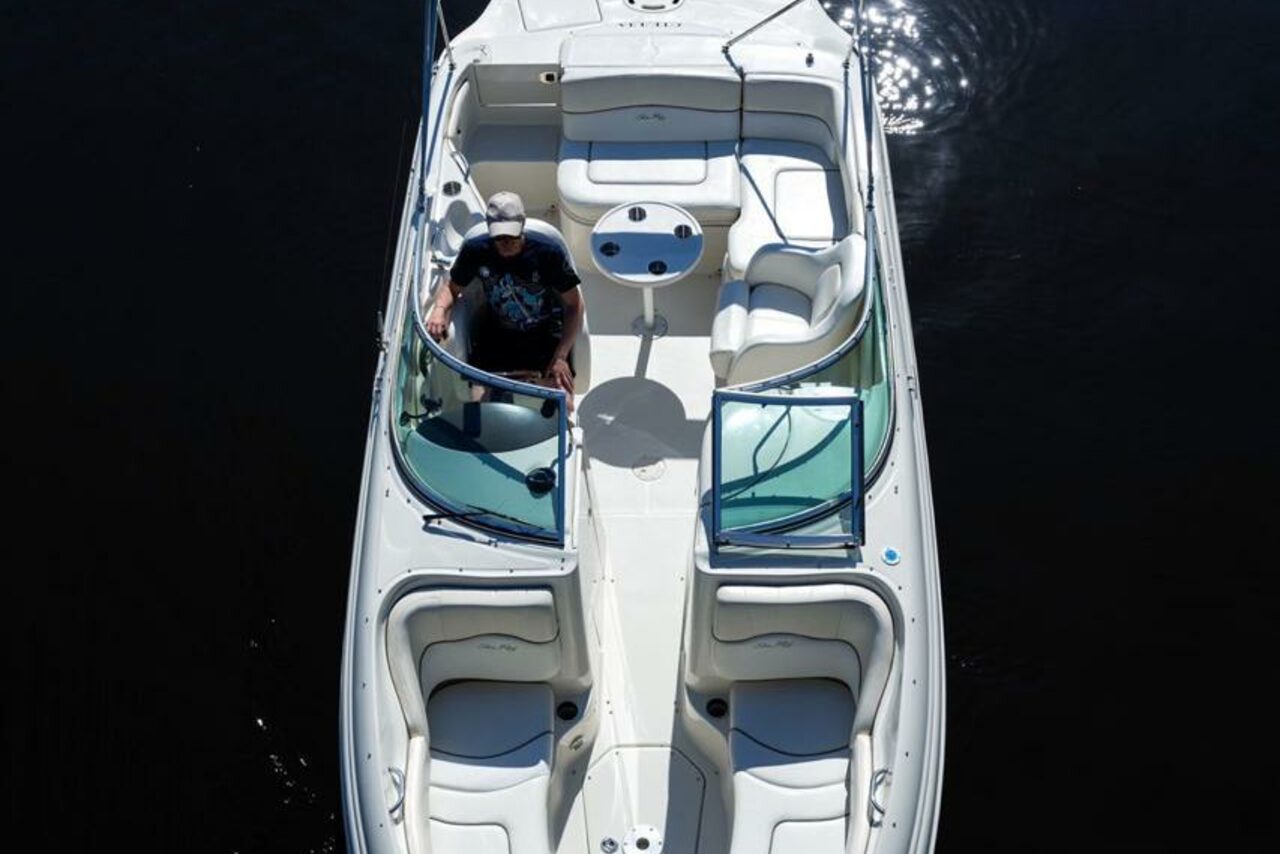 Арендовать Стильный катер с акустической системой