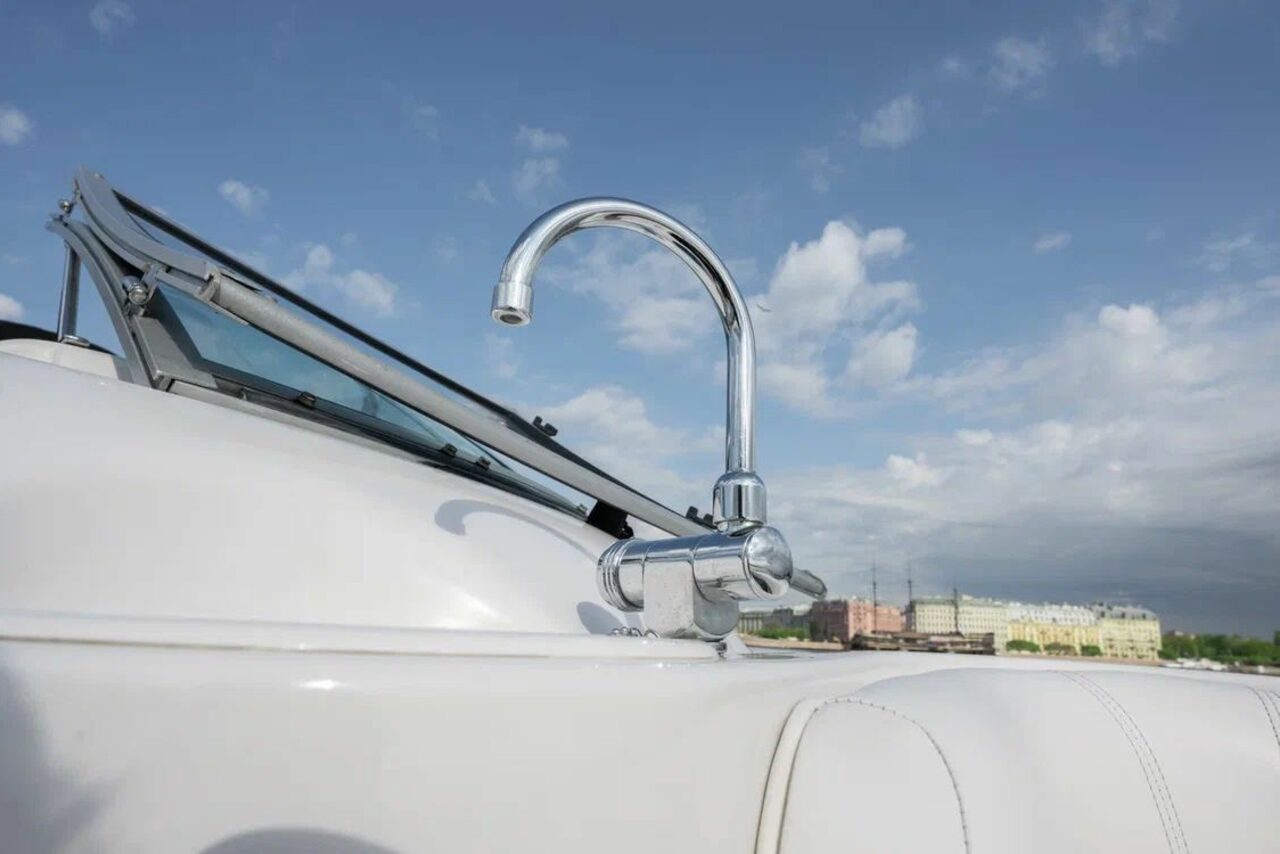 Арендовать Белоснежный катер для мероприятий