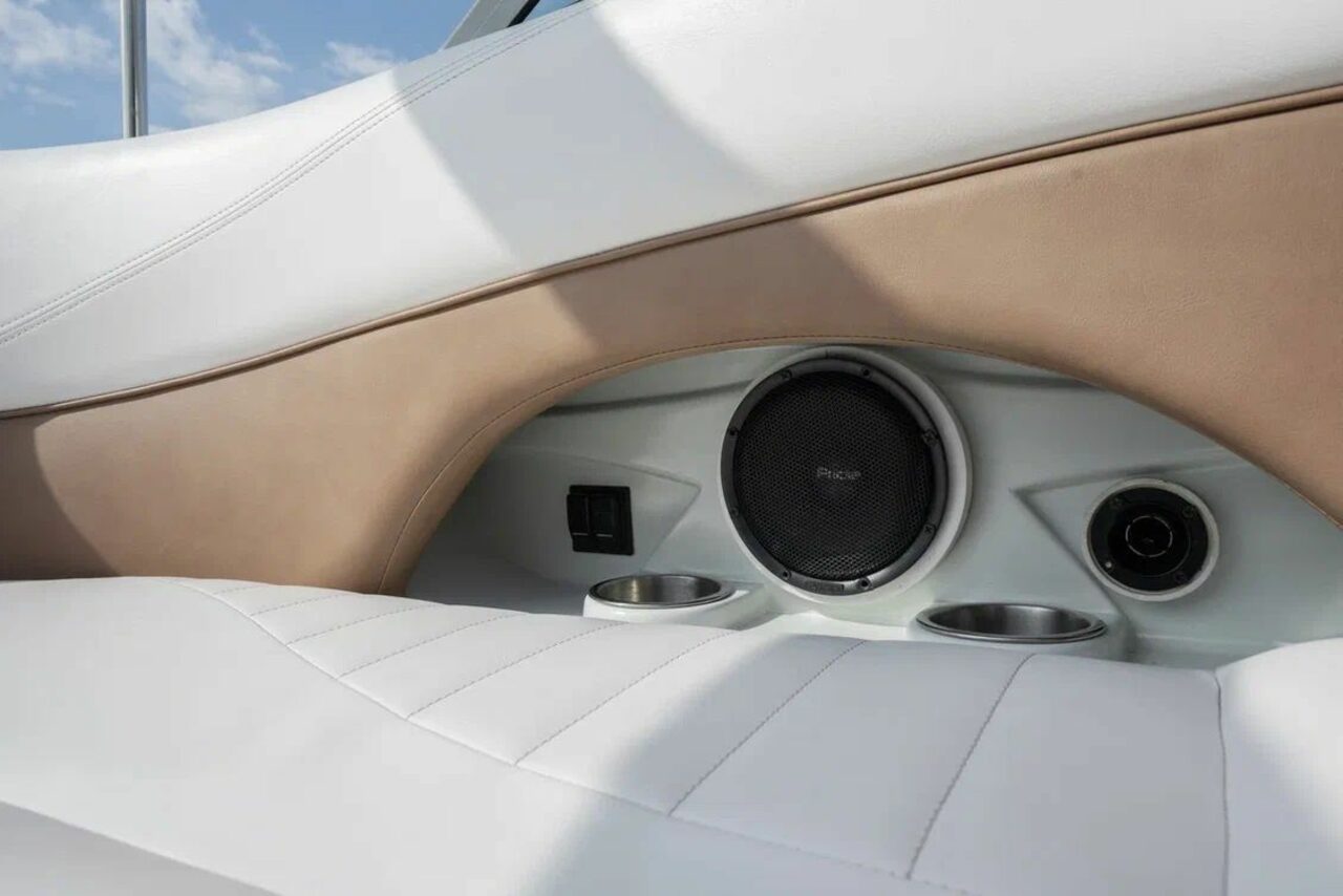 Арендовать Белоснежный катер для мероприятий