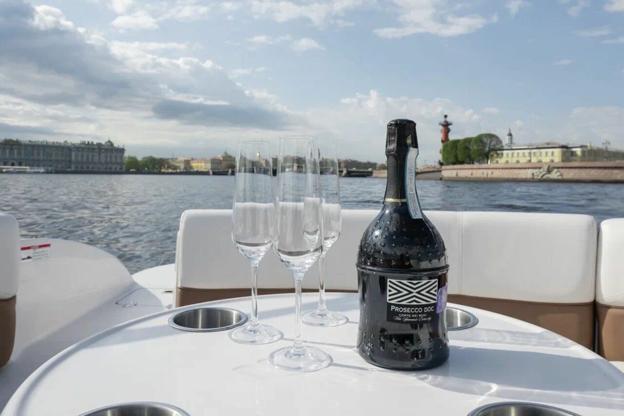 Арендовать Белоснежный катер для мероприятий