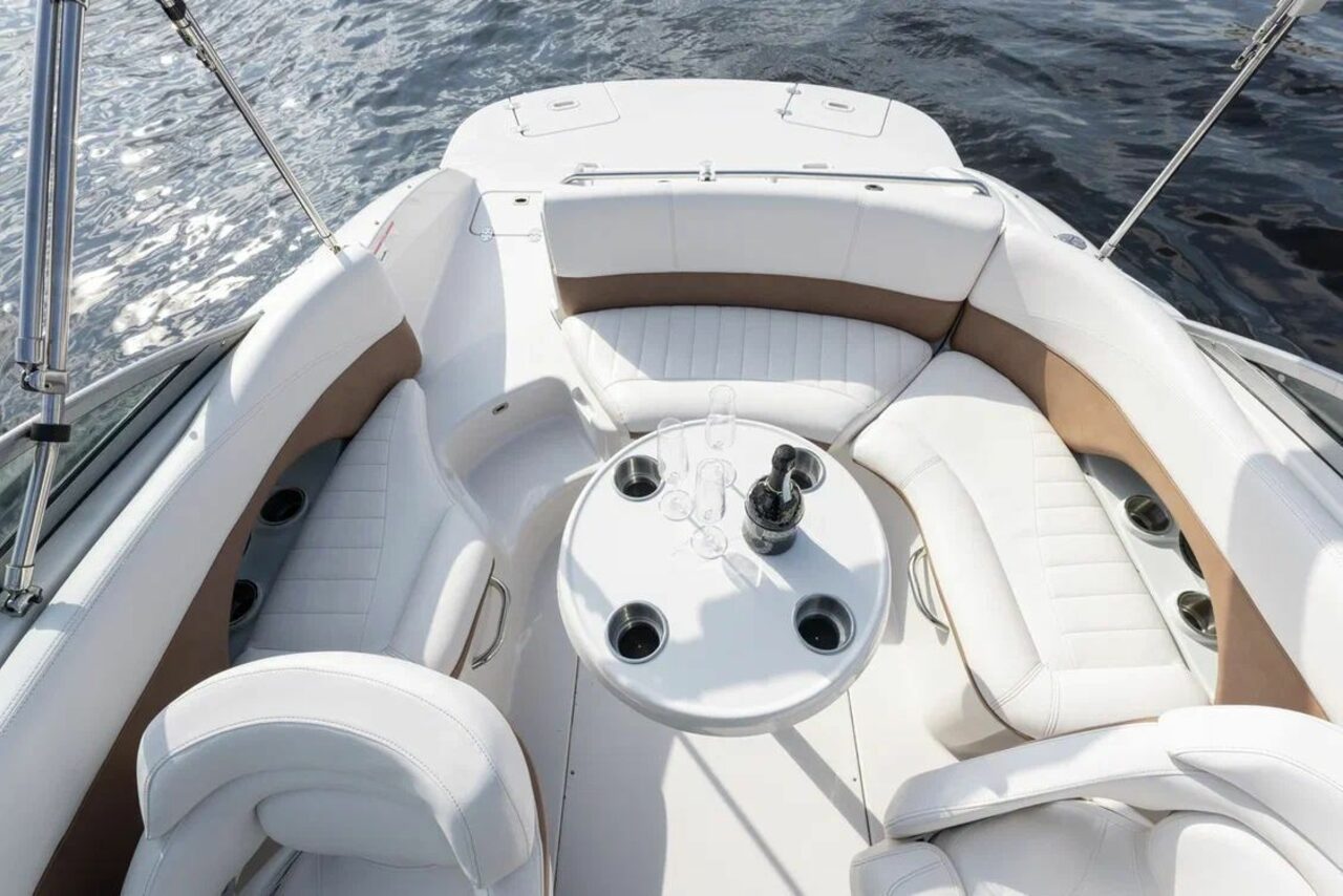 Арендовать Белоснежный катер для мероприятий