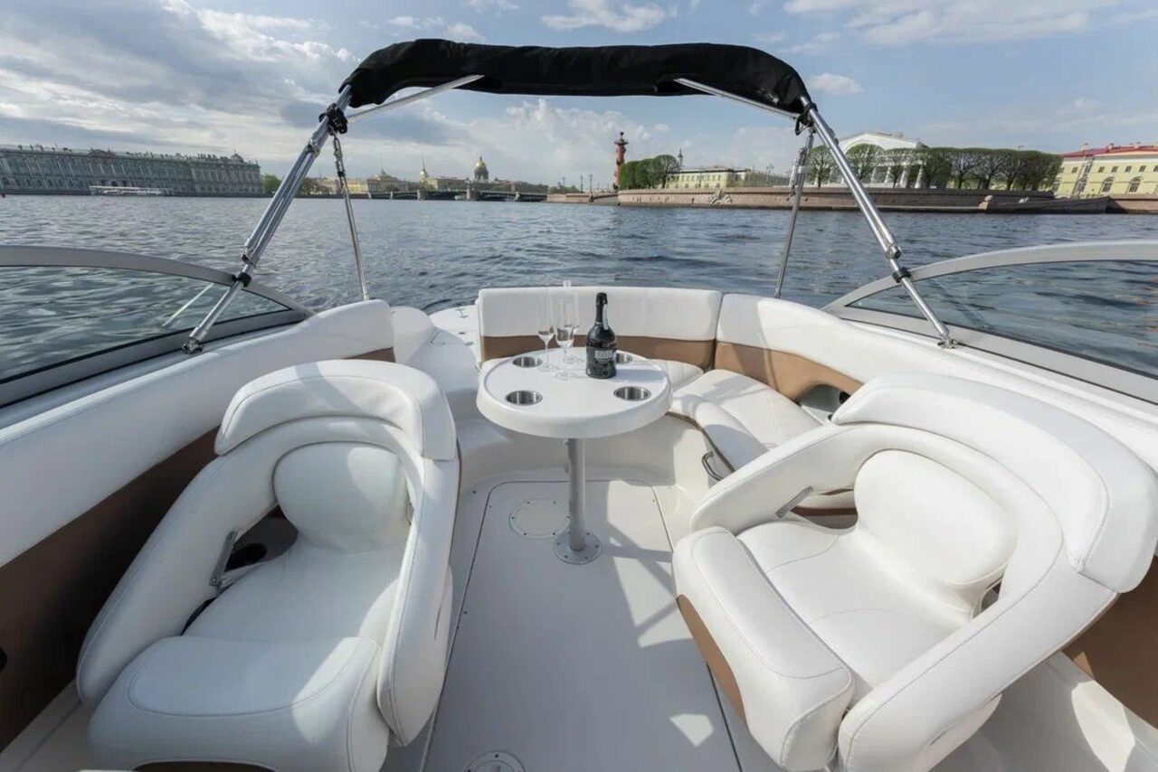 Арендовать Белоснежный катер для мероприятий