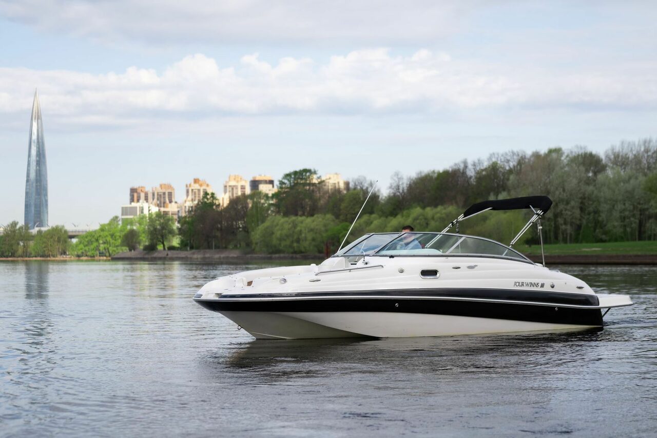 Арендовать Белоснежный катер для мероприятий