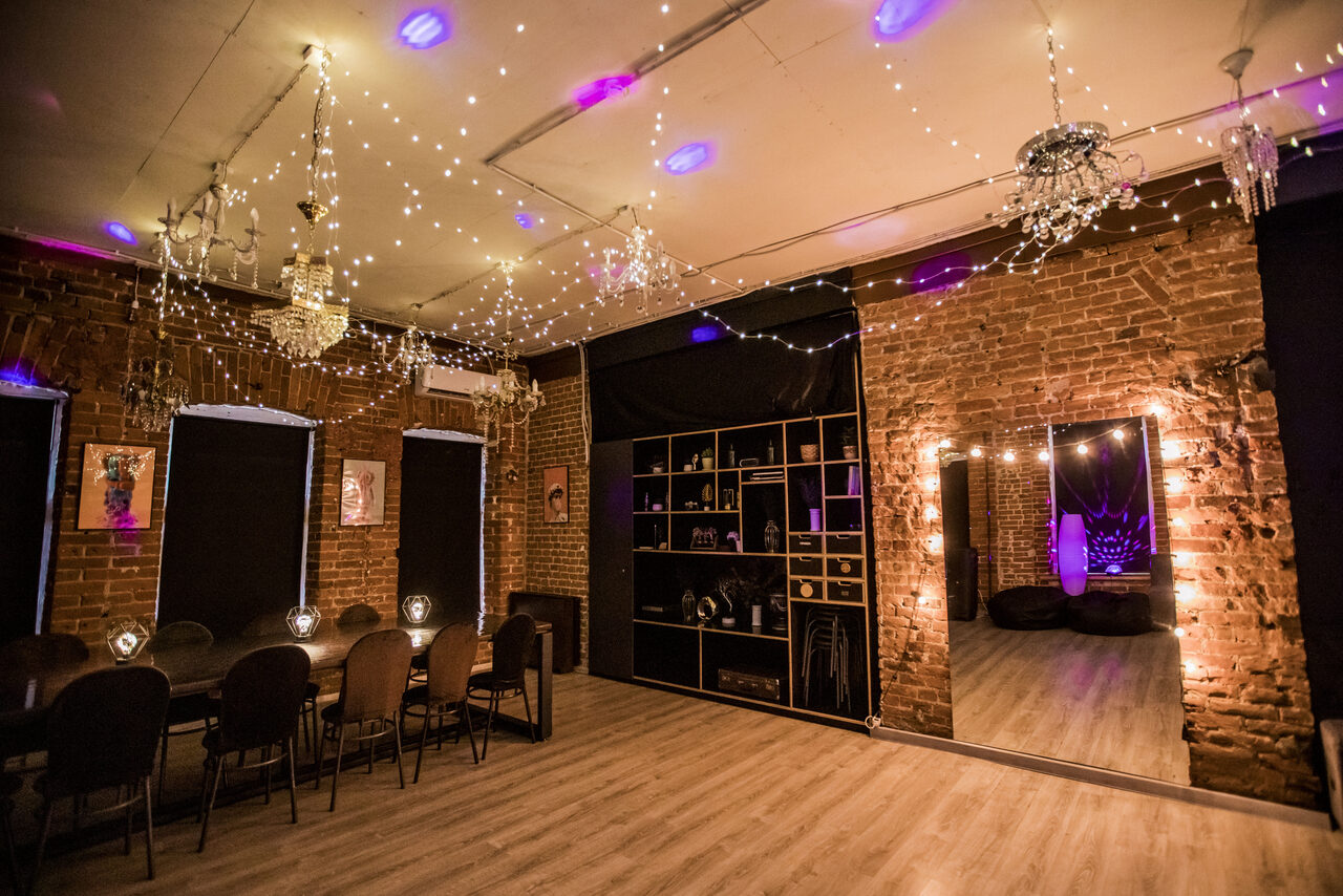 Арендовать Винтажный лофт-зал 