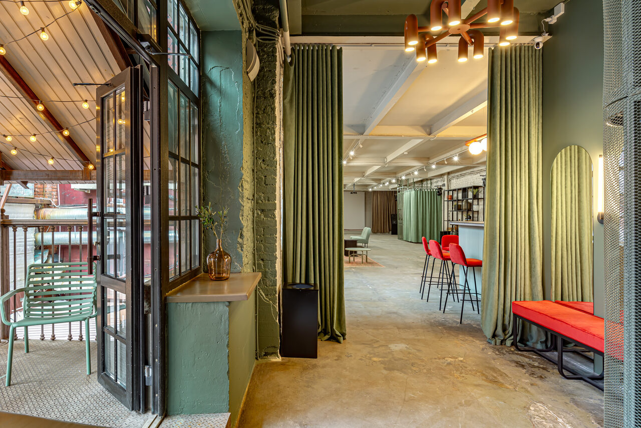 Арендовать Стильный лофт в центре Москвы со сценой