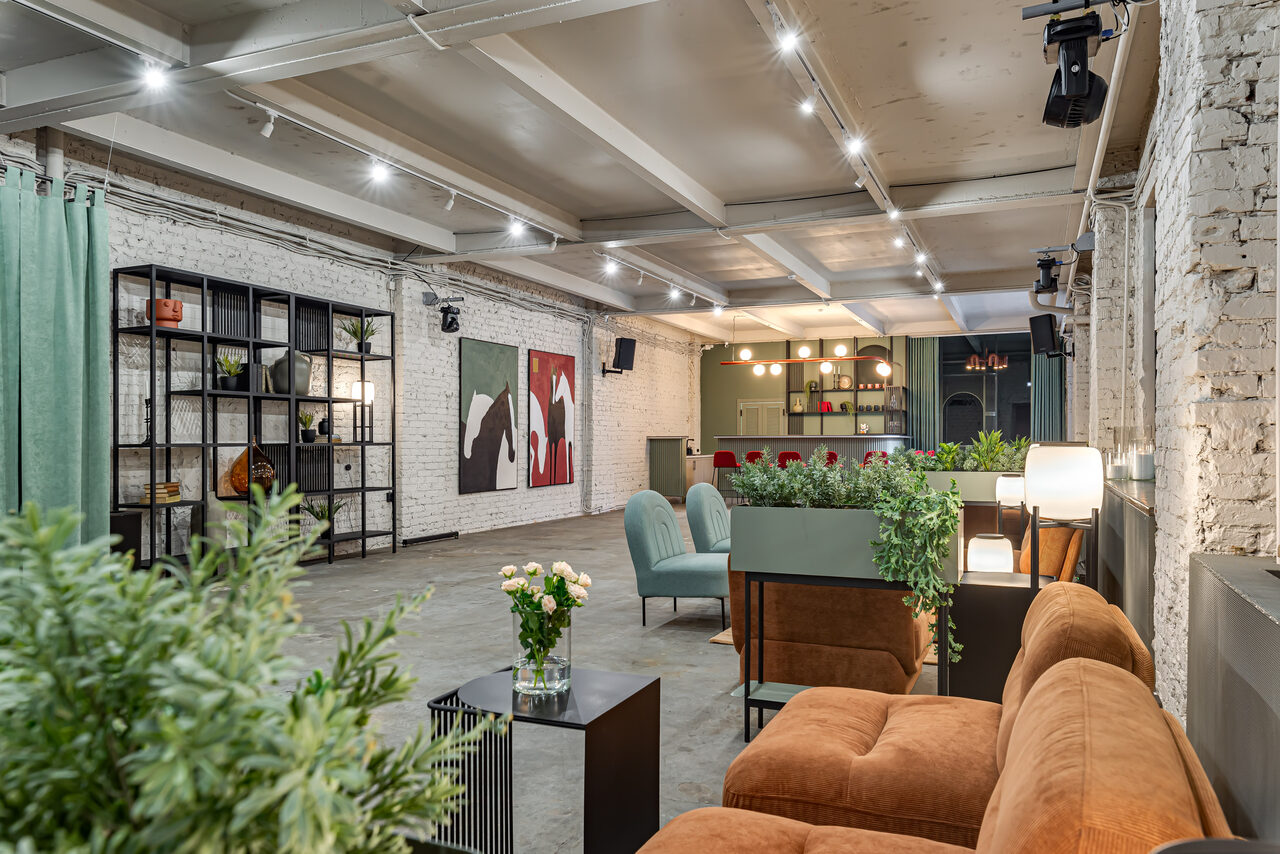 Арендовать Стильный лофт в центре Москвы со сценой