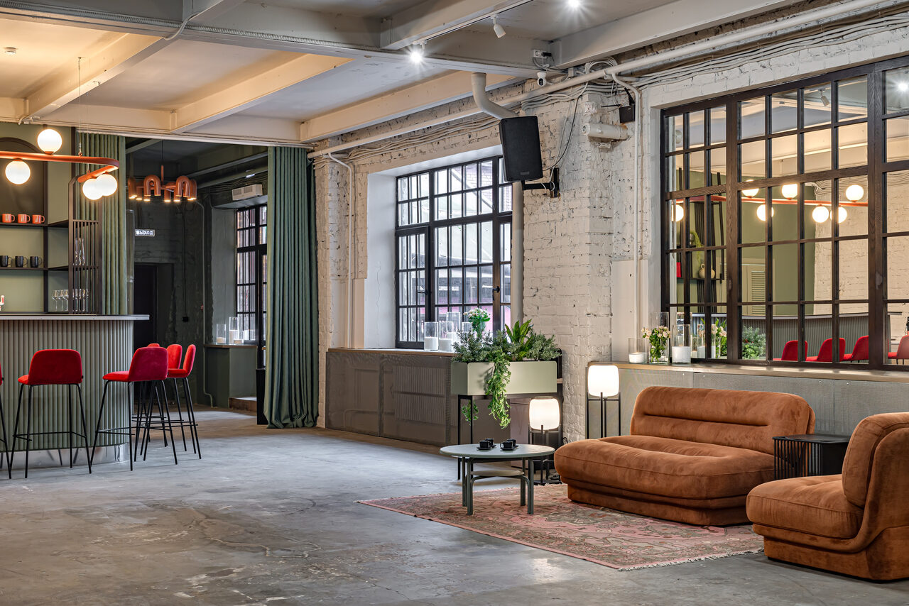 Арендовать Стильный лофт в центре Москвы со сценой